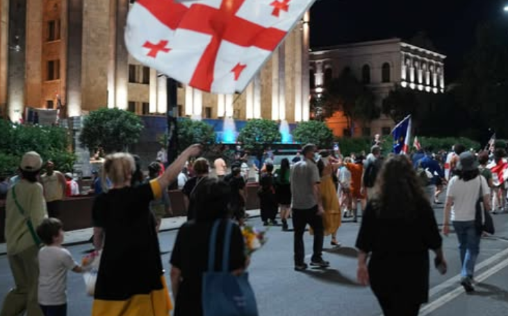 Активисты на проспекте Руставели. Скриншот фото Publika от 20.08.25, https://www.facebook.com/photo?fbid=1528354188564126&set=a.715406393192247 (деятельность компании Meta, владеющей соцсетью, запрещена в России).