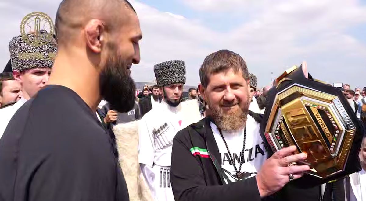 Рамзан Кадыров с поясом Чимаева. Кадр видео в Telegram-канале Кадырова. 
