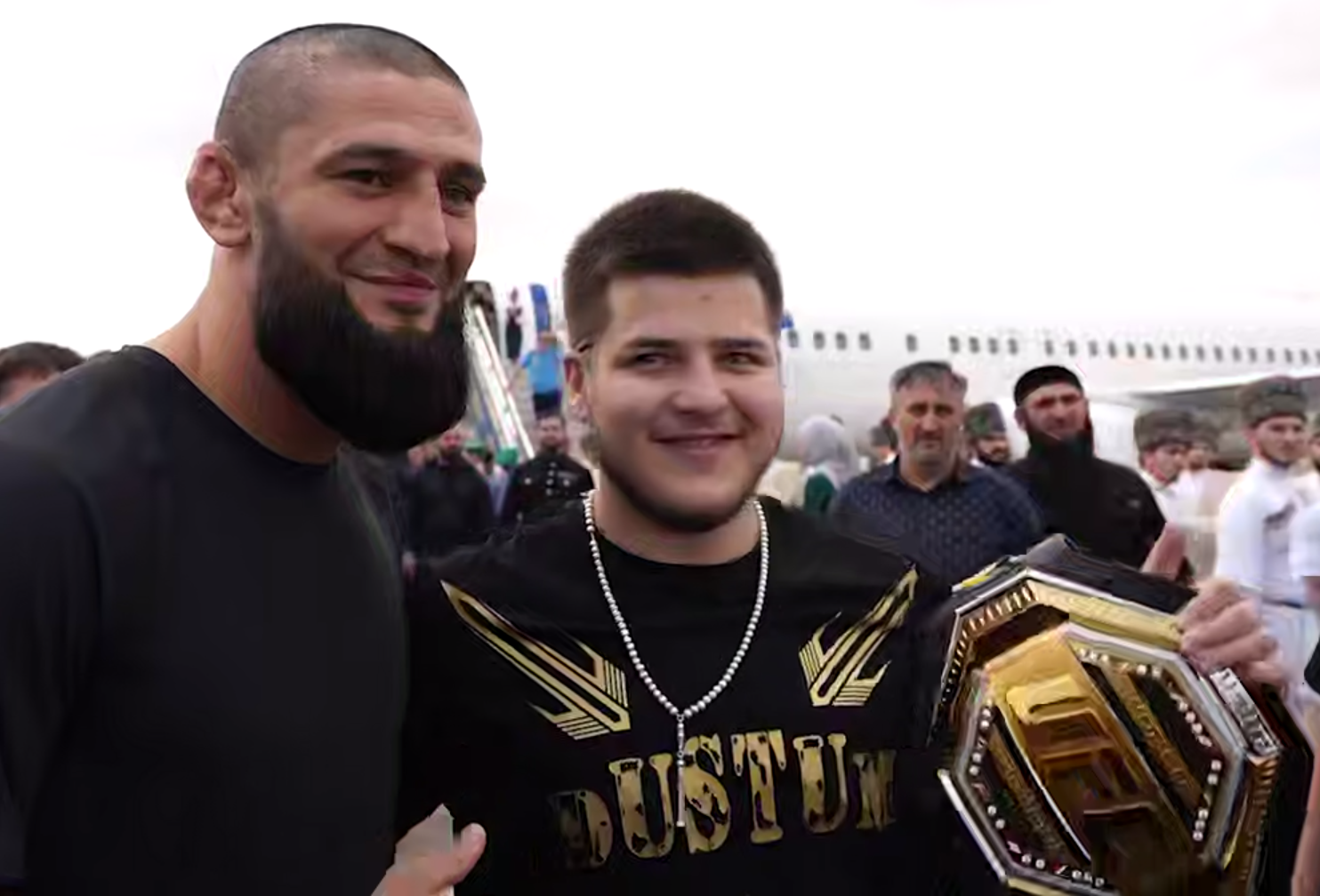 Адам Кадыров с поясом Чимаева. Кадр видео в Telegram-канале Кадырова. 