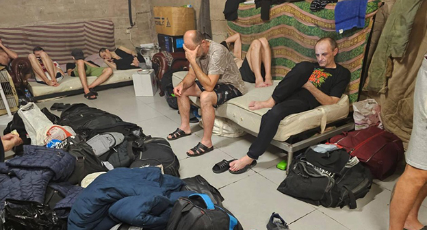 Граждане Украины на грузинском пропускном пункте. Фото: https://www.facebook.com/photo/?fbid=24287785637545864&set=pcb.1949345432481549 принадлежит компании Meta деятельность которой запрещена в России