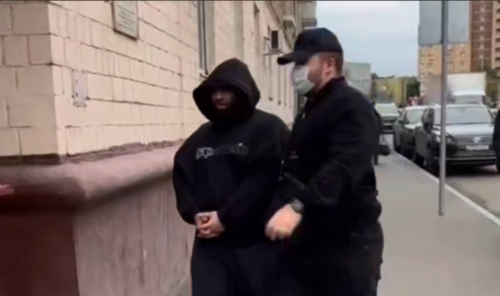 Арсена Маркаряна ведут на допрос. Стоп-кадр видео Следкома России от 23.08.25, https://t.me/sledcom_press/23529.