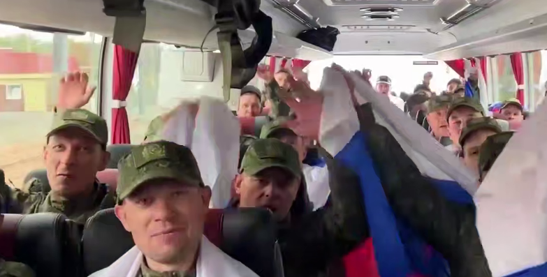 Российские военные в автобусе. Стоп-кадр видео Минобороны России от 24.08.25, https://t.me/mod_russia/55849