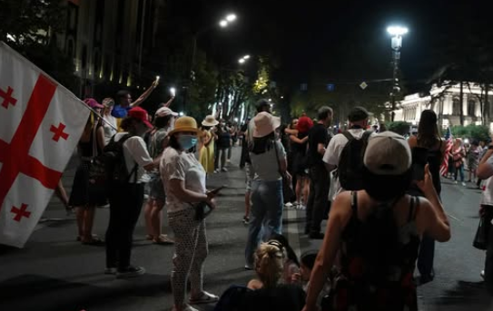 Акция протеста у парламента Грузии. Скриншот фото Publika от 31.08.25, https://www.facebook.com/photo/?fbid=1537809054285306&set=a.715406393192247.