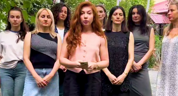 Видеообращение родителей воспитанников детского сада во Владикавказе. 1 сентября 2025 г. Скриншот видео https://t.me/region15_info/40879