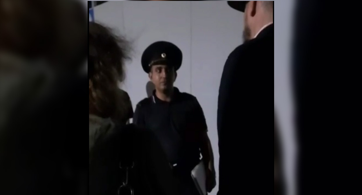 Силовик общается с обманутыми дольщиками. Стопкадр: https://t.me/ostorozhno_novosti/40902