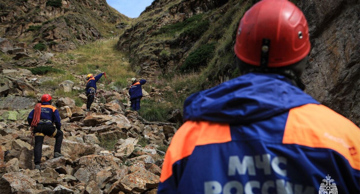 Сотрудники МЧС во время поиска парапланериста. 5 сентября 2025 г. Фото: МЧС РФ