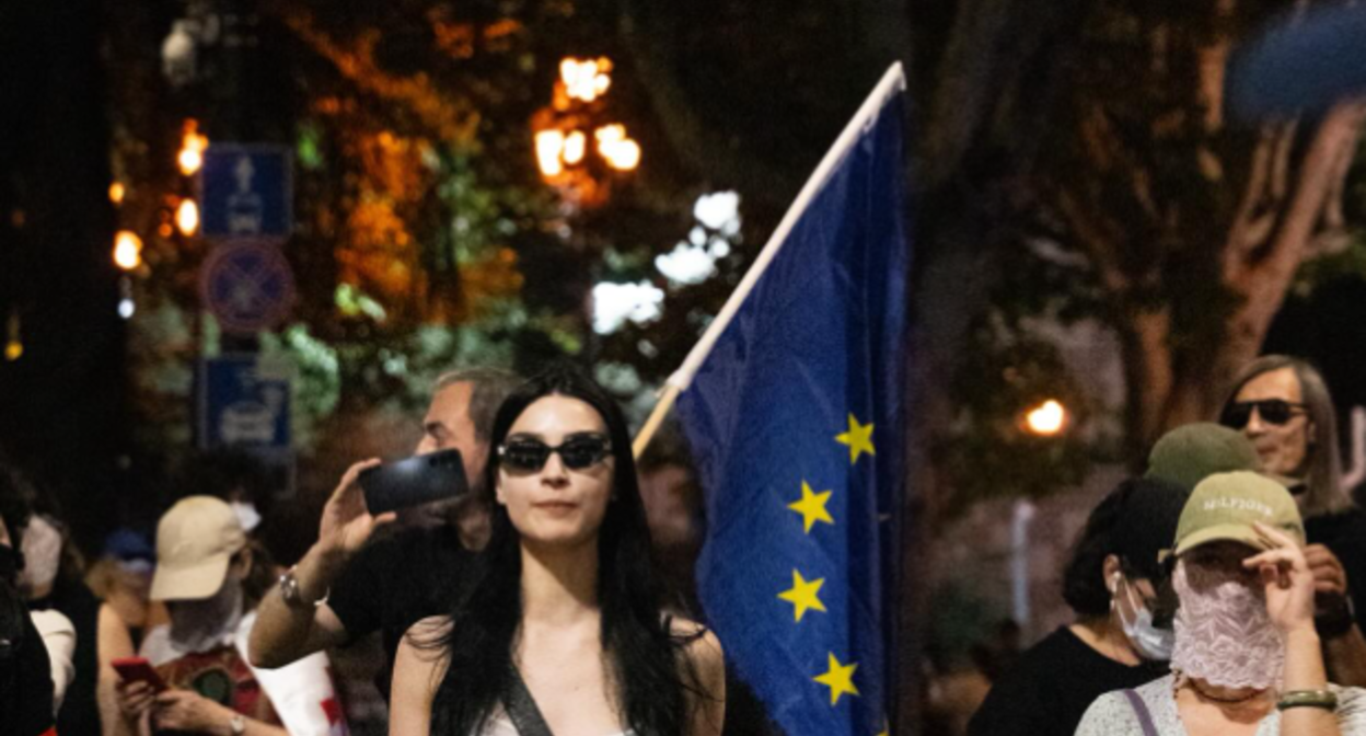 Участники протестов у парламента Грузии. Скриншот фото Publika от 06.09.25, https://www.facebook.com/photo/?fbid=1542994813766730&set=pcb.1542994923766719 (деятельность компании Meta, владеющей соцсетью, запрещена в России)