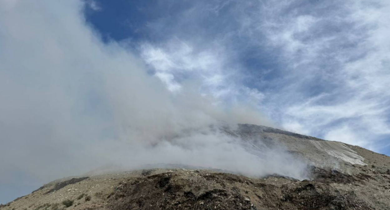 Пожар на мусорном полигоне в Новороссийске. Скриншот фото из Telegram-канала администрации Приморского района Новороссийска от 08.09.25, https://t.me/primorskaya_adm/19912?single