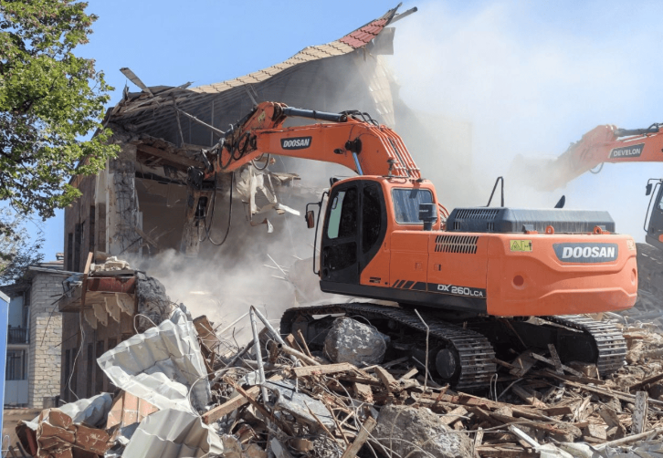 Снос здания МИД Нагорного Карабаха. Скриншот фото "Азертадж" от 02.09.25, https://azertag.az/ru/xeber/v_xankendi_na_meste_mid_tak_nazyvaemogo_rezhima_budet_postroeno_zdanie_glavnogo_upravleniya_arhitektury_i_gradostroitelstva_karabahskogo_regiona-3725415.