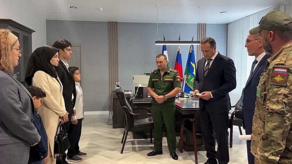 Семья погибшего Алхауфа Шарифа. Скриншот видео https://nalchik-news.ru/society/2025/09/09/12531.html