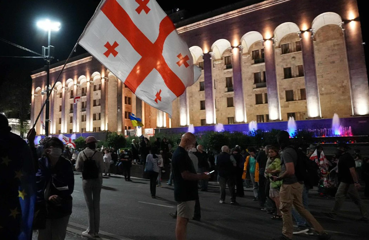 Акция у парламента Грузии. Скриншот  фото Publika от 10.09.25, https://www.facebook.com/photo?fbid=1546360200096858&set=a.715406393192247 (деятельность компании Meta, владеющей соцсетью, запрещена в России).