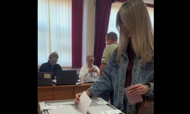 Голосование на выборах. Стоп-кадр видео избиркома Ростовской области от 13.09.25, https://t.me/ikro61/1903