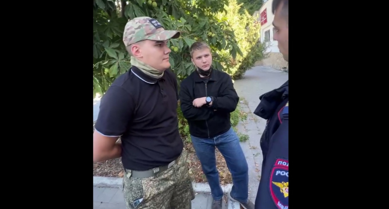 Молодые люди, на чьи действия пожаловался Мэй, сняли балаклаву и маску лишь после требования полицейского. Кадр видео из телеграм-канала Артура Мэя https://t.me/meyprofessional/1491