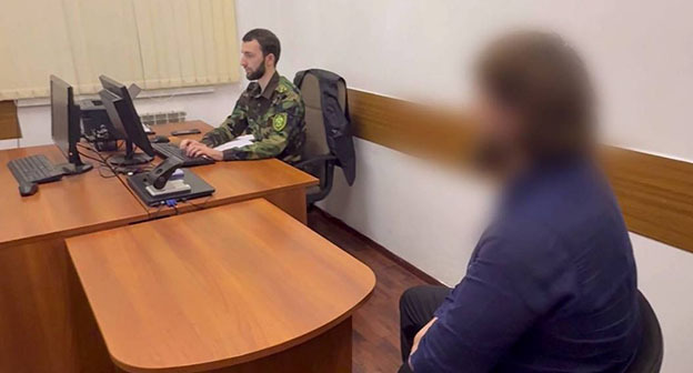 Подозреваемый в нападении на силовика в Магасе. Скриншот видео Следком РФ