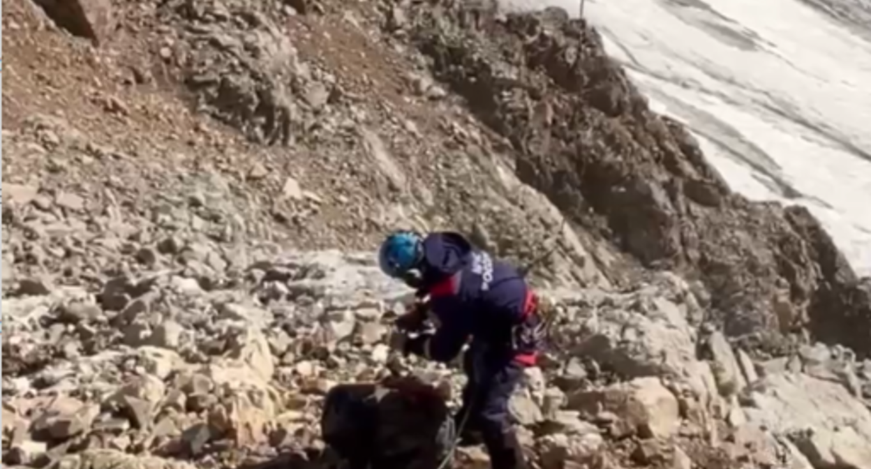 Эвакуация погибшего альпиниста. 29 августа 2025 г. Стоп-кадр видео МЧС России по Кабардино-Балкарии, https://t.me/mchskbr/8210

