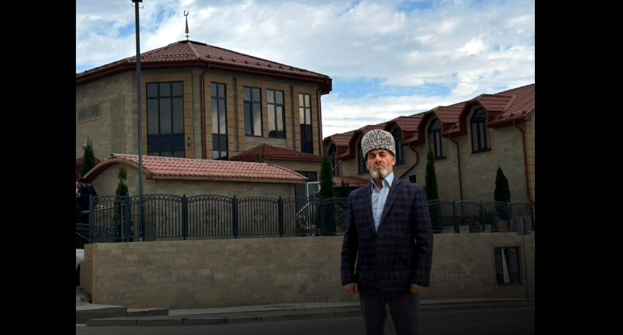 Кадр обращения Исмаила Темирсолтанова на фоне новой мечети в селе Ленинаул.