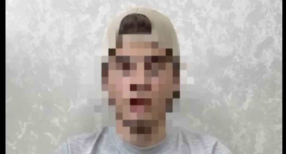 Молодой человек, обвиненный в пропаганде терроризма. Кадр видео в официальном канале администрации Хасавюрта / Telegram