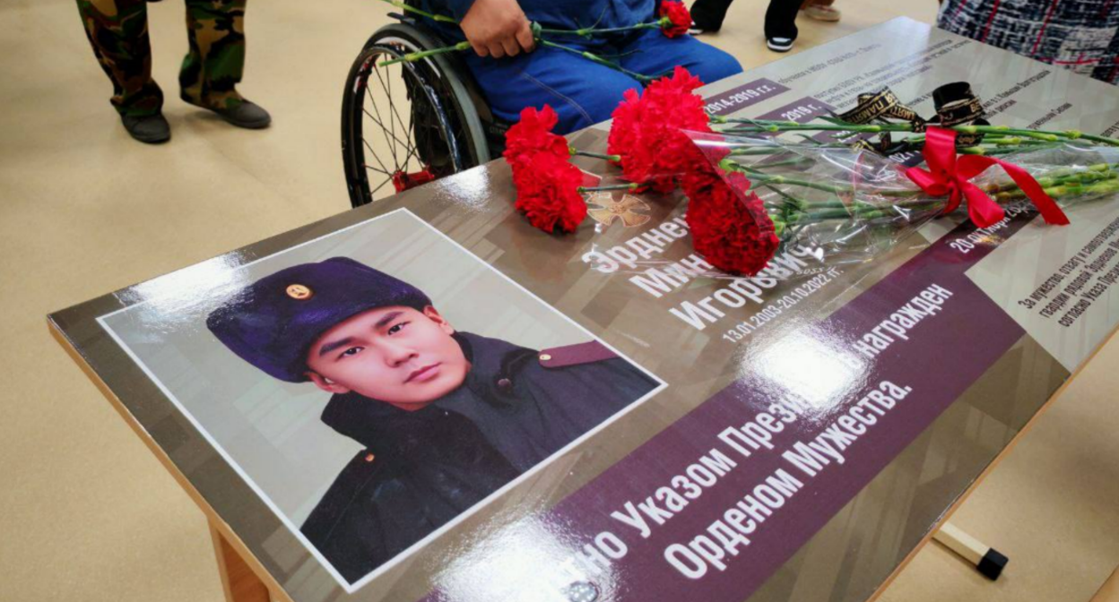 "Парта Героя" Мингияну Эрдненову. Скриншот фото из Telegram-канала администрации Элисты от 19.09.25, https://t.me/gorodelista1/21464.