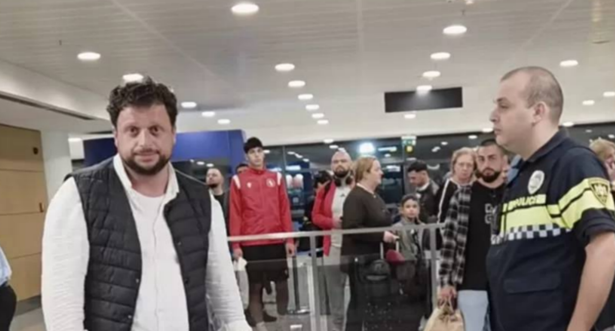 Ника Нарсия (слева) в аэропорту. Скриншот фото из telegram-канала "Новости Грузия" от 20.09.25, https://t.me/NGnewsgeorgia/25721.