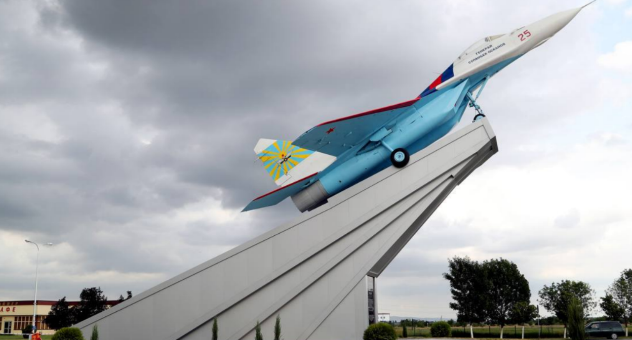 У аэропорта Магаса. Скриншот фото из Telegram-канала Махмуд-Али Калиматова от 19.09.25, https://t.me/MAKalimatovvv/9716