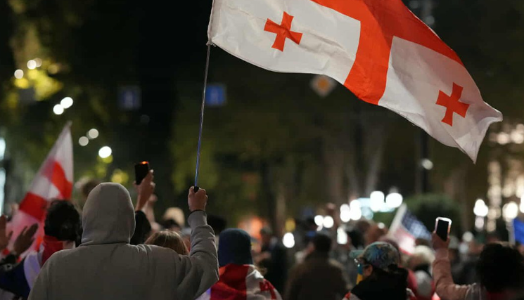 Участники акции протеста в Тбилиси. Скриншот фото Publika от 20.09.25, https://www.facebook.com/photo/?fbid=1555222775877267&set=a.715406393192247 (деятельность компании Meta, владеющей соцсетью, запрещена в России).