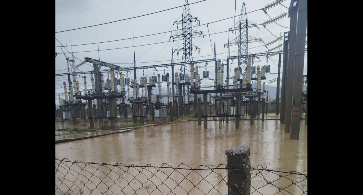 Затопленная территория подстанции "Приморская" в Махачкале. 20 сентября 2025 года. Фото: ЕКЦ "Дагэнерго" https://t.me/EKC_DAGENERGO/631