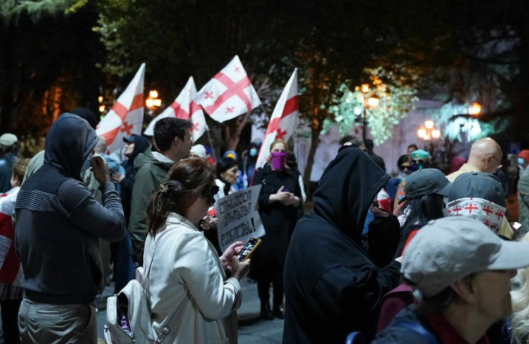 Акция протеста в Тбилиси. Скриншот фото Publika от 21.09.25, https://www.facebook.com/photo/?fbid=1556104972455714&set=a.715406393192247 (деятельность компании Meta, владеющей соцсетью, запрещена в России)