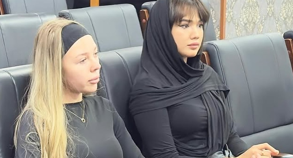 Блогеры Арина и Тамерлана, уличенные в публикации "противоправного и непристойного контента", на встрече с представителями Совбеза Чечни. Фото: Грозный-Информ.