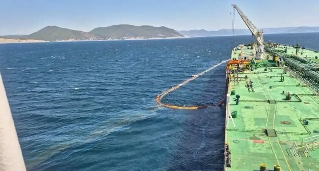 Разлив нефти в порту Новороссийса. 29 сентября 2025 г. Фото: https://kubnews.ru/