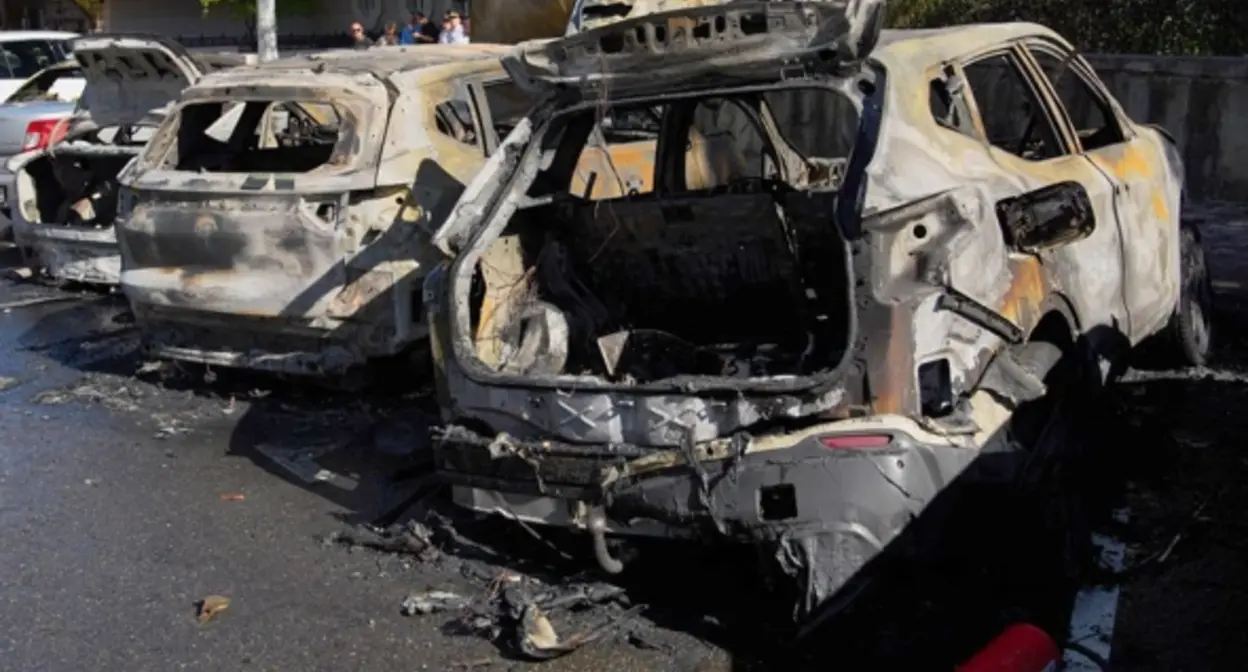 Автомобили, пострадавшие после атаки БПЛА в Новороссийске. 24 сентября 2025 года. Фото: оперативный штаб Краснодарского края