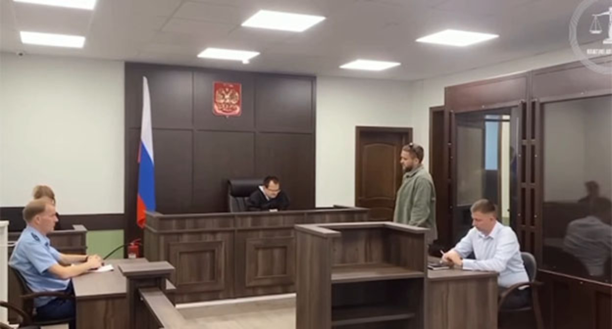 Александр Протасов (справа) в зале суда. Скриншот видео https://www.instagram.com/reel/DPBIkknDuKk/ принадлежит компании Meta деятельность которой запрещена в России