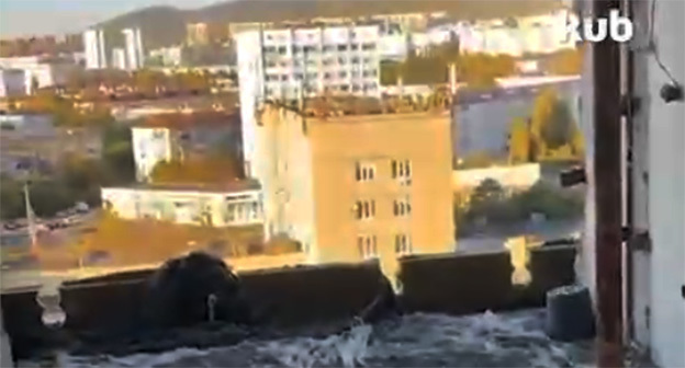 Окно квартиры после атаки БПЛА. Скриншот видео https://t.me/kub_mash