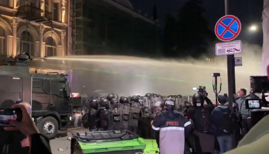 Силовики использовали водомет против протестующих. Стоп-кадр видео "Новости Грузии" от 04.10.25, https://t.me/NGnewsgeorgia/25849.