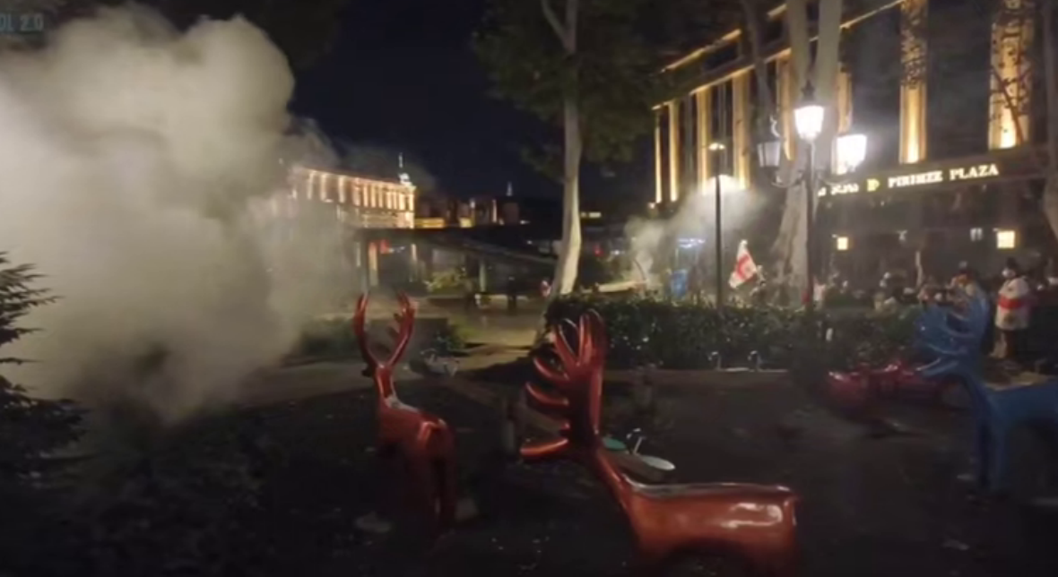 Силовики использовали газ при разгоне протестов. Стоп-кадр видео Tbilisi Life от 04.10.25, https://t.me/Tbilisi_life/42515