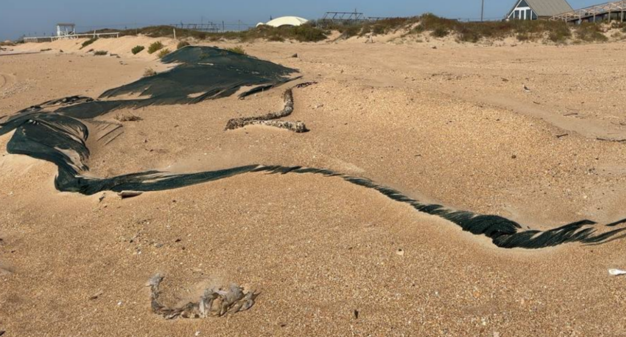 Состояние защитного вала на Бугазской косе. Скриншот фото штаба "Сети, сито, лопата" от 05.10.25, https://t.me/setisitolopata/1610?single