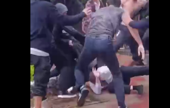 Драка школьников в Махачкале. Стоп-кадр видео "Тут Дагестан" от 01.10.25, https://t.me/tutdagestan_05/17487.