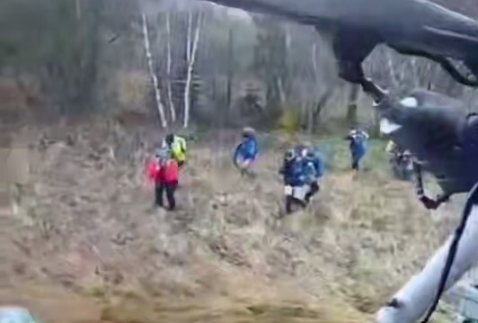 Эвакуация туристов с детьми в горах Сочи. 13 октября 2025 г. Скриншот видео t.me/mchs_kuban