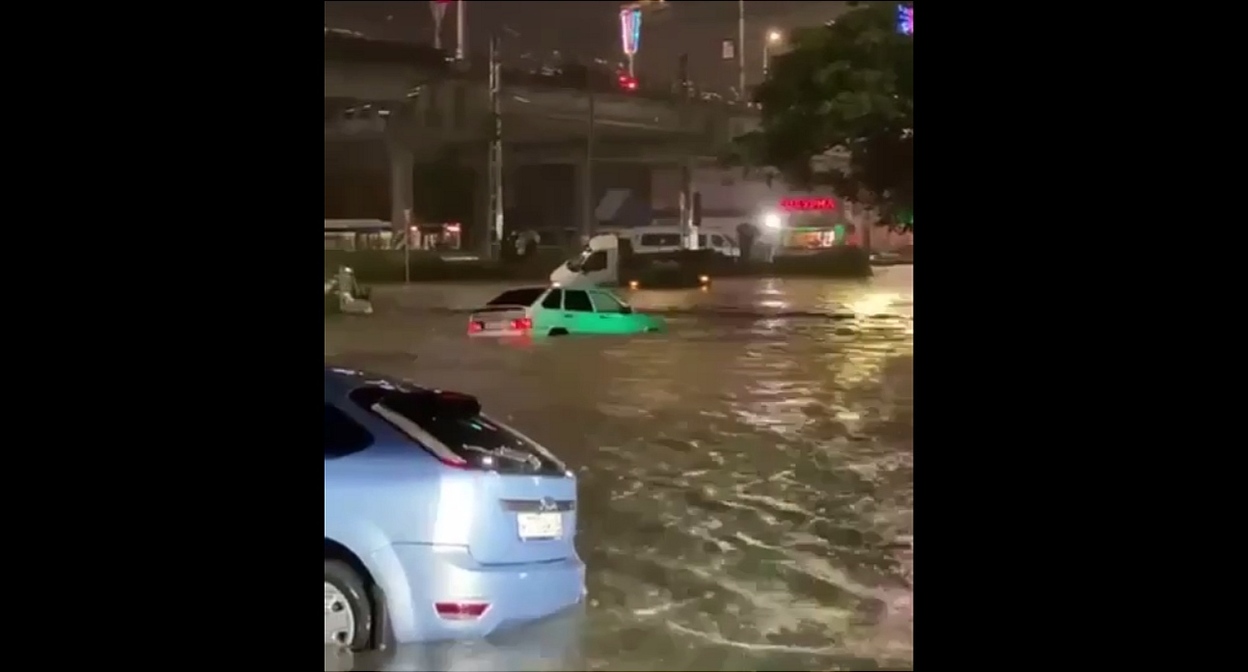 Автомобили на затопленной улице в Махачкале. 19 сентября 2025 г. Кадр видео из телеграм-канала "Черновика" https://t.me/chernovik_new/4740