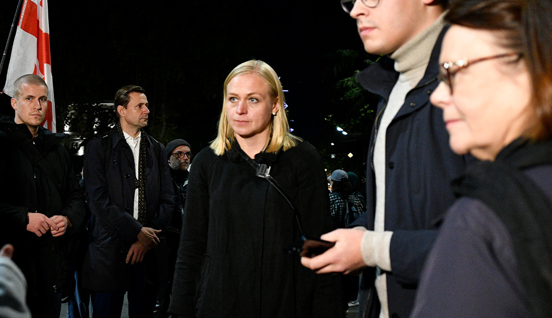 Elina Valtonen with protesters on Rustaveli Avenue. Photo: Giorgi Zhamerashvili / Publika