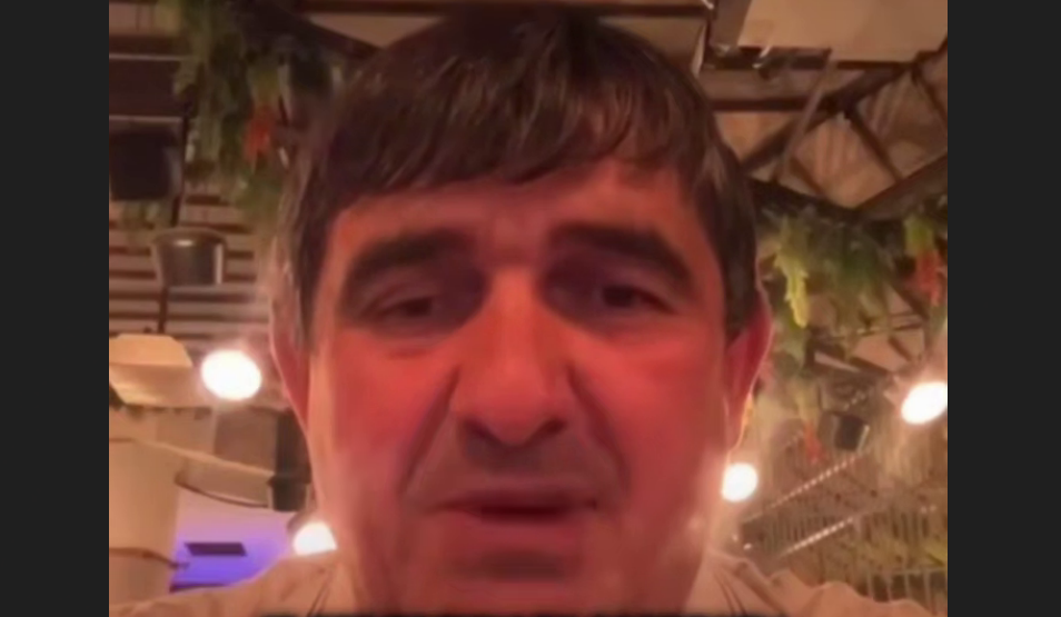 Асланбек Ахметханов. Стоп-кадр видео из Telegram-канала ("Кавказский узел" может сообщить название по запросу) от 07.10.25. 