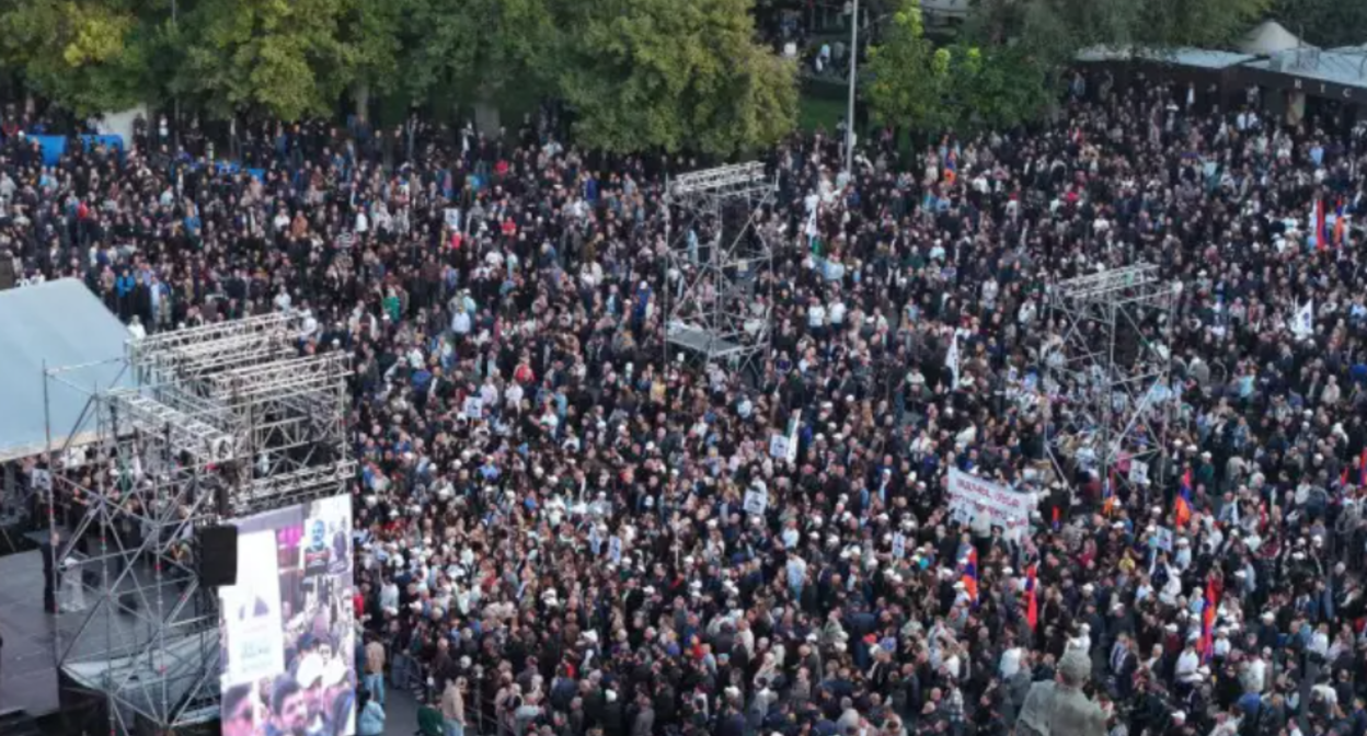 Участники митинга в Ереване 18 октября. Скриншот фото https://yerevan.today/azatuthyan-hraparakum՝-shurj-30․000-mard/