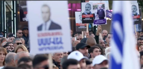 Участники митинга держали в руках портреты Карапетяна и священников. Фото Алвард Григорян для "Кавказского узла".