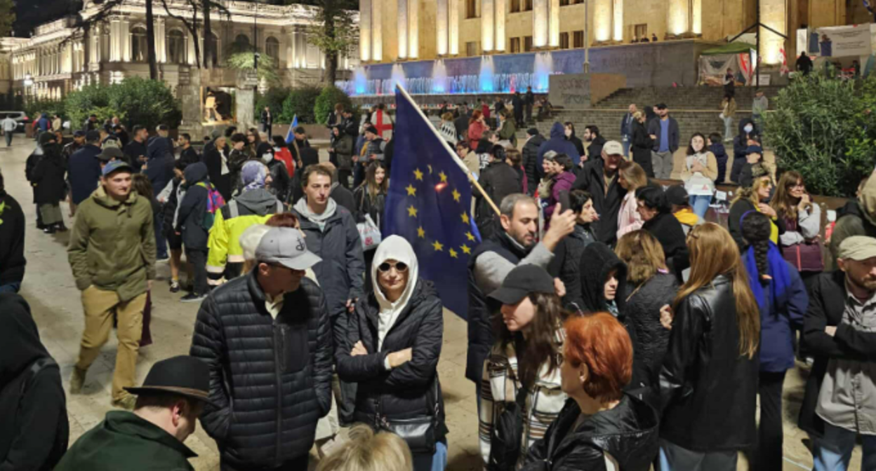 Участники акции протеста 18 октября. Скриншот фото "Интерпресньюс", https://www.interpressnews.ge/ka/article/852192-rustavelis-gamzirze-shekrebilma-mokalakeebma-shss-s-mocodebis-shemdeg-saavtomobilo-gza-gaatavisuples