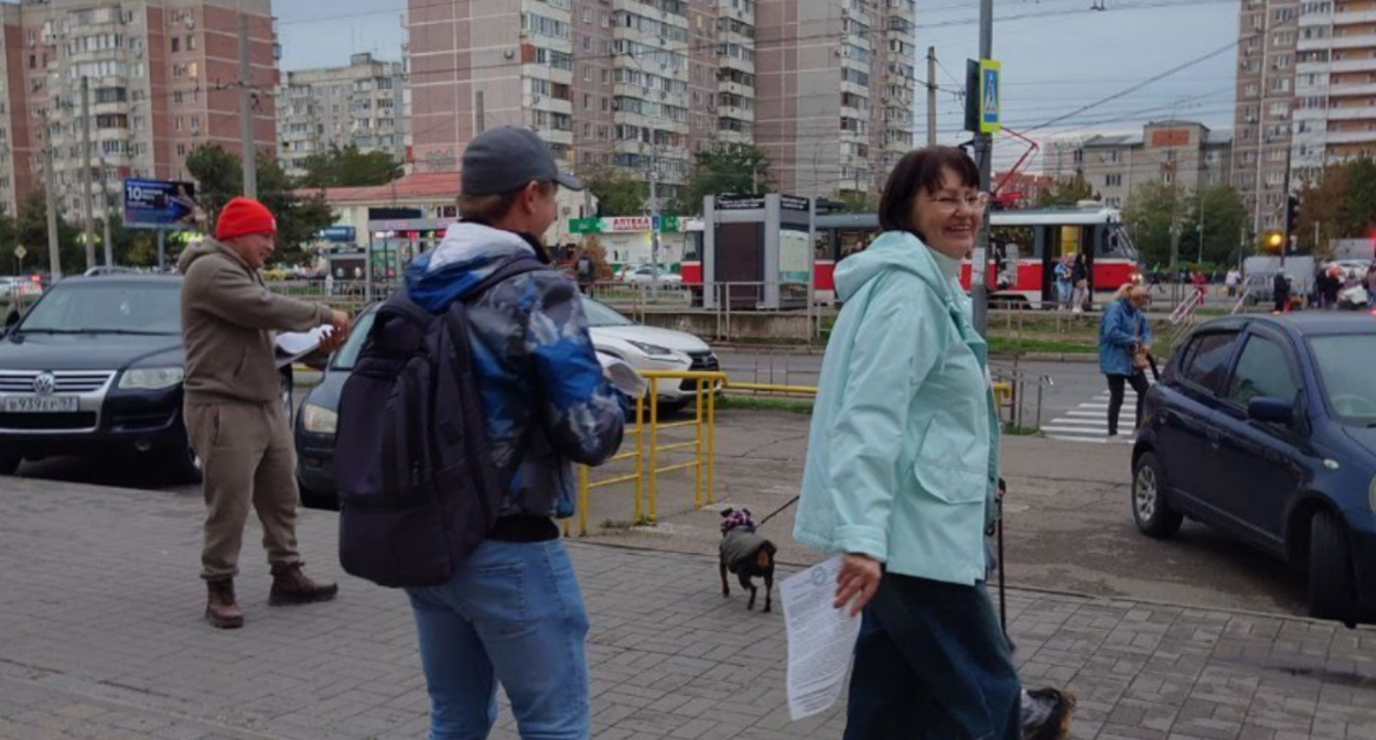 Активисты раздают листовки с призывом поучаствовать в общественном обсуждении. Скриншот фото из Telegram-канала "Красный темник" от 19.10.25, https://t.me/redtemnik/6058.