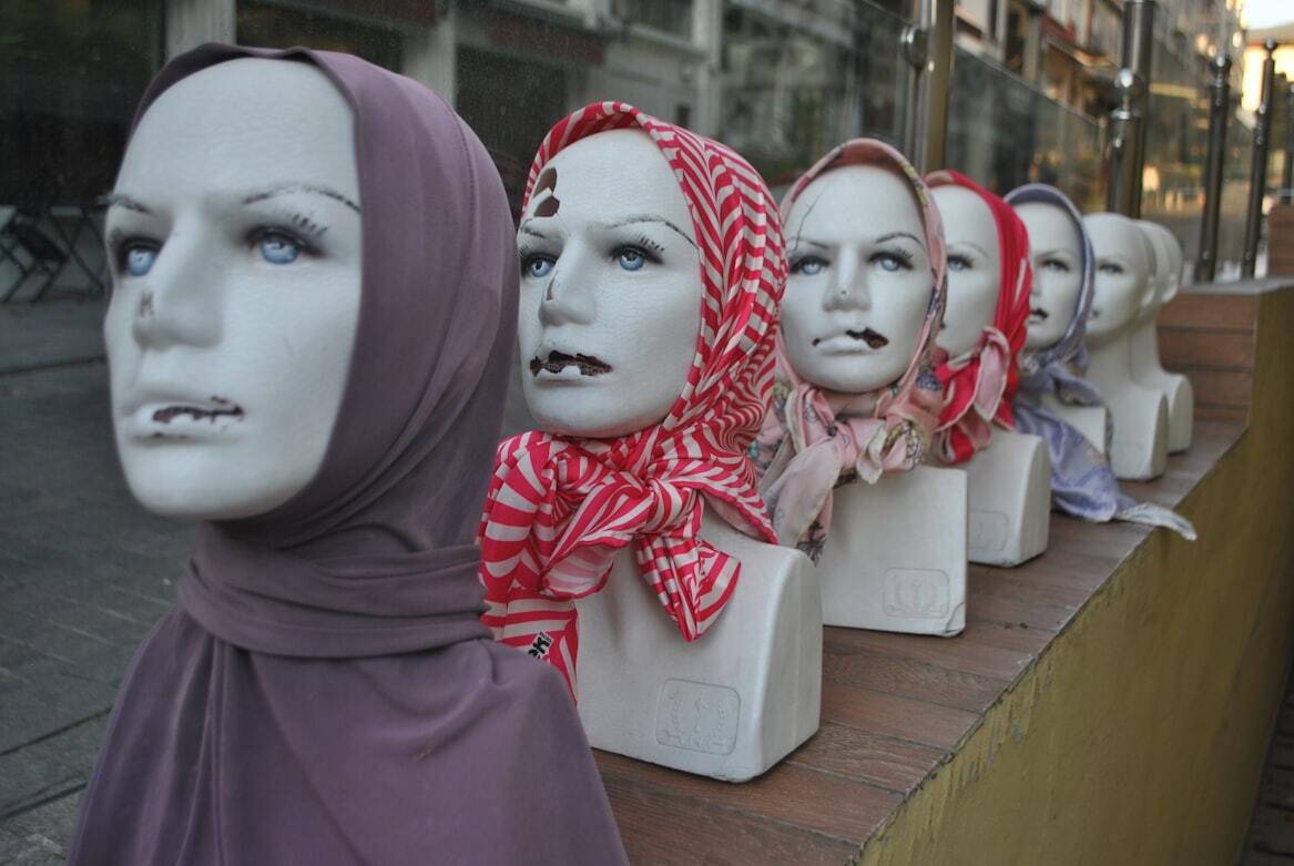 Манекены с женскими головными платками. Фото: ALEKSEI MAKAREVICH / Unsplash.com