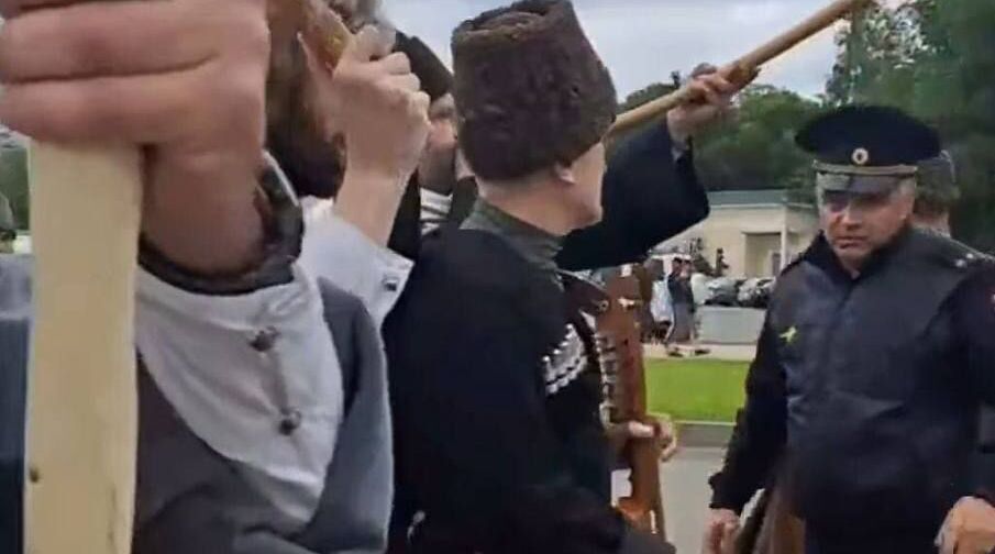 Сотрудники полиции общаются с участниками шествия в Нальчике. 21 мая 2025 года. Фото: https://www.facebook.com/groups/195437187330583/posts/2838639603010315/ принадлежит компании Meta деятельность которой запрещена в России