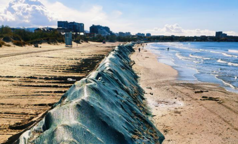 Защитный вал в Анапе. Скриншот фото из Telegram-канала "Маковозовы" от 26.10.25. https://t.me/makovozovy/46987