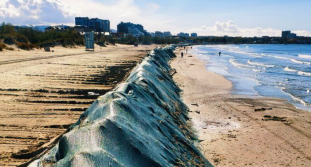 Защитный вал в Анапе. Скриншот фото из Telegram-канала "Маковозовы" от 26.10.25. https://t.me/makovozovy/46987