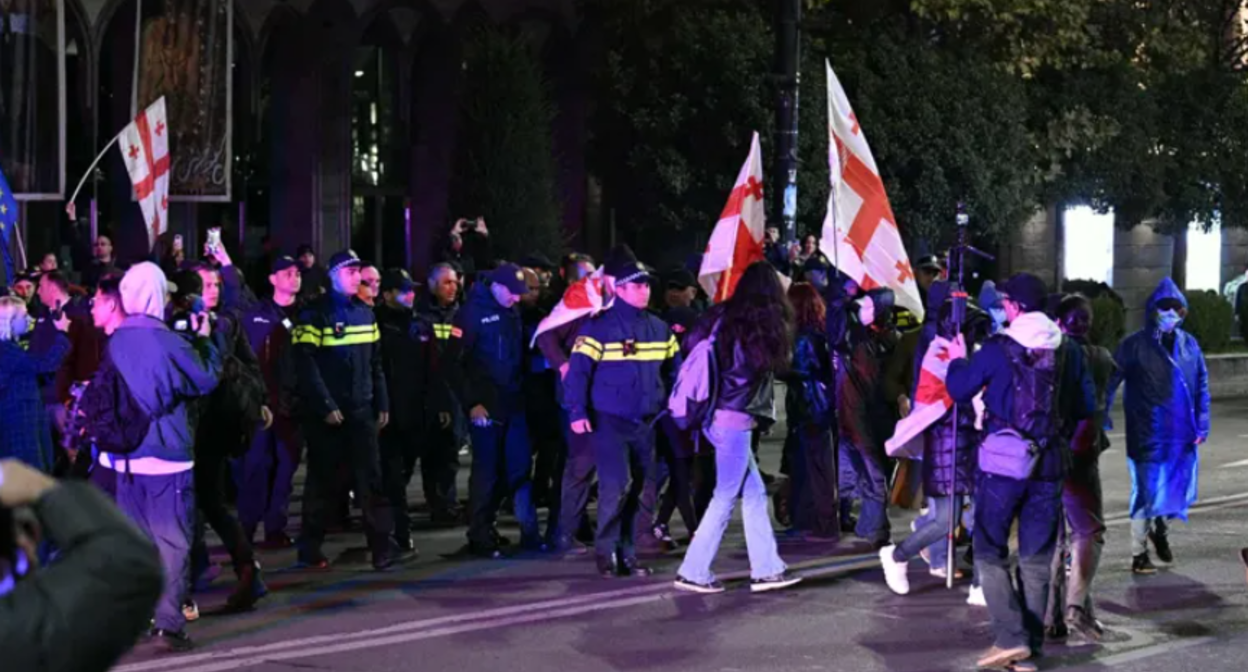 Силовики вывели протестующих с проезжей части. Скриншот фото "Интерпрессньюс"от 02.11.25, https://www.interpressnews.ge/ka/article/853537-policiam-rustavelis-gamzirze-gzis-savali-nacili-gaatavisupla