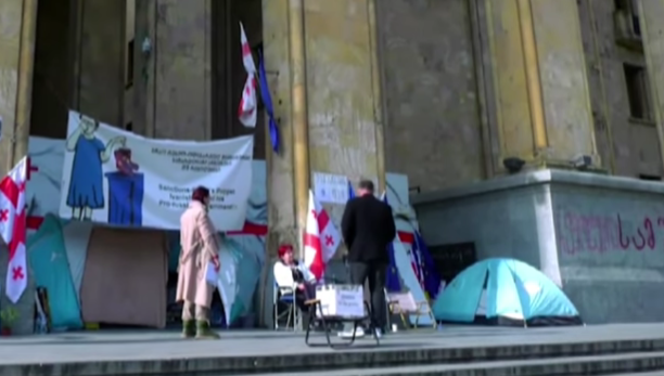 Участники голодовки у парламента Грузии. Стоп-кадр видео "Пирвели" https://www.youtube.com/watch?v=1ImBAx_xrIMю